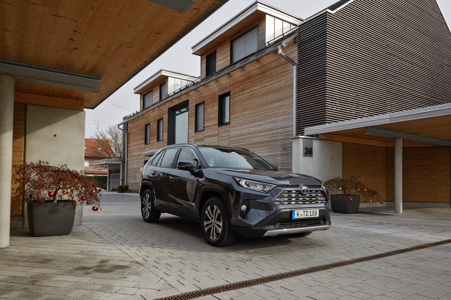 Der Toyota RAV4 steht in der Einfahrt.