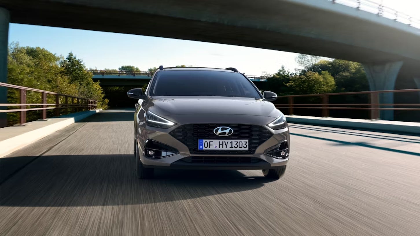 Der Hyundai i30 Kombi fährt auf der Straße.