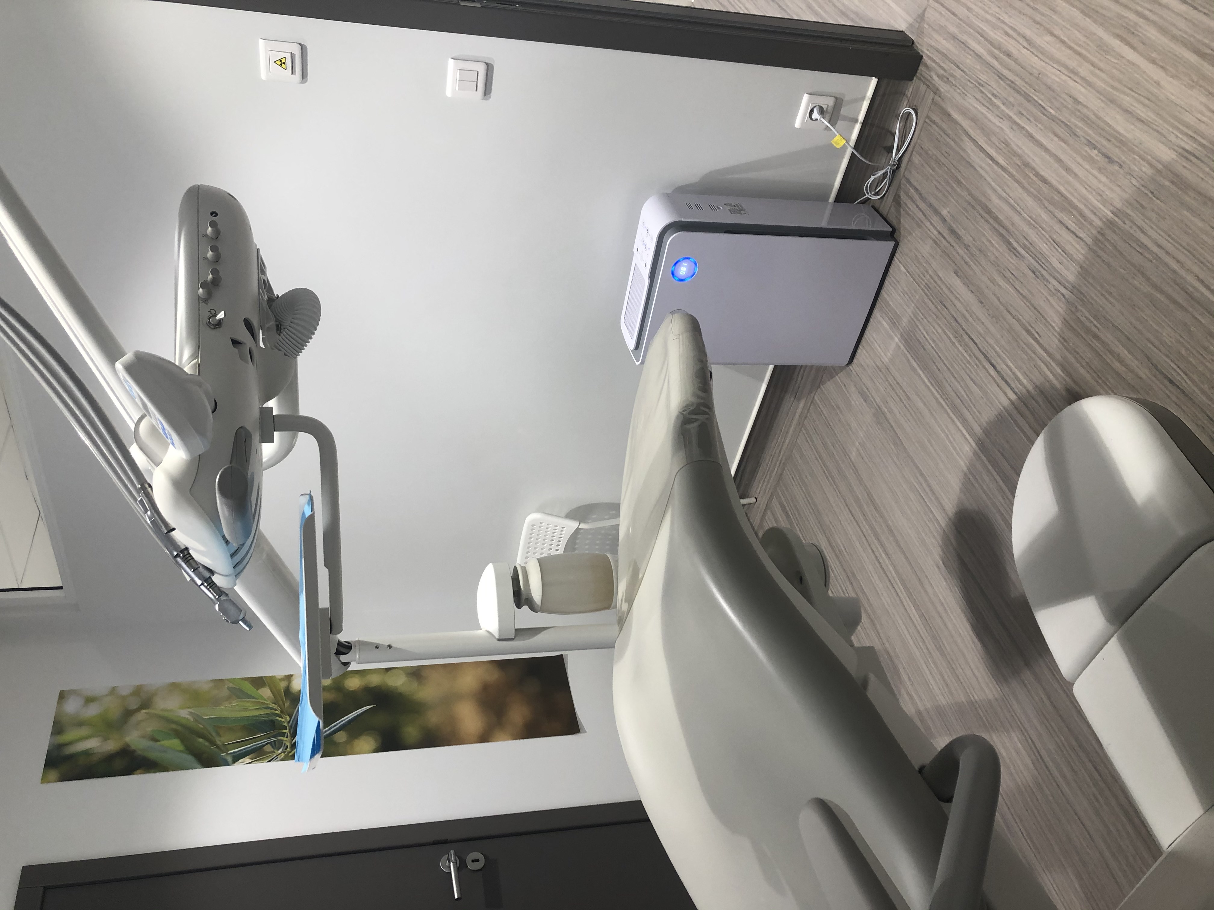 fauteuil de dentiste et purificateur d'air dans le réseau Dentasmile