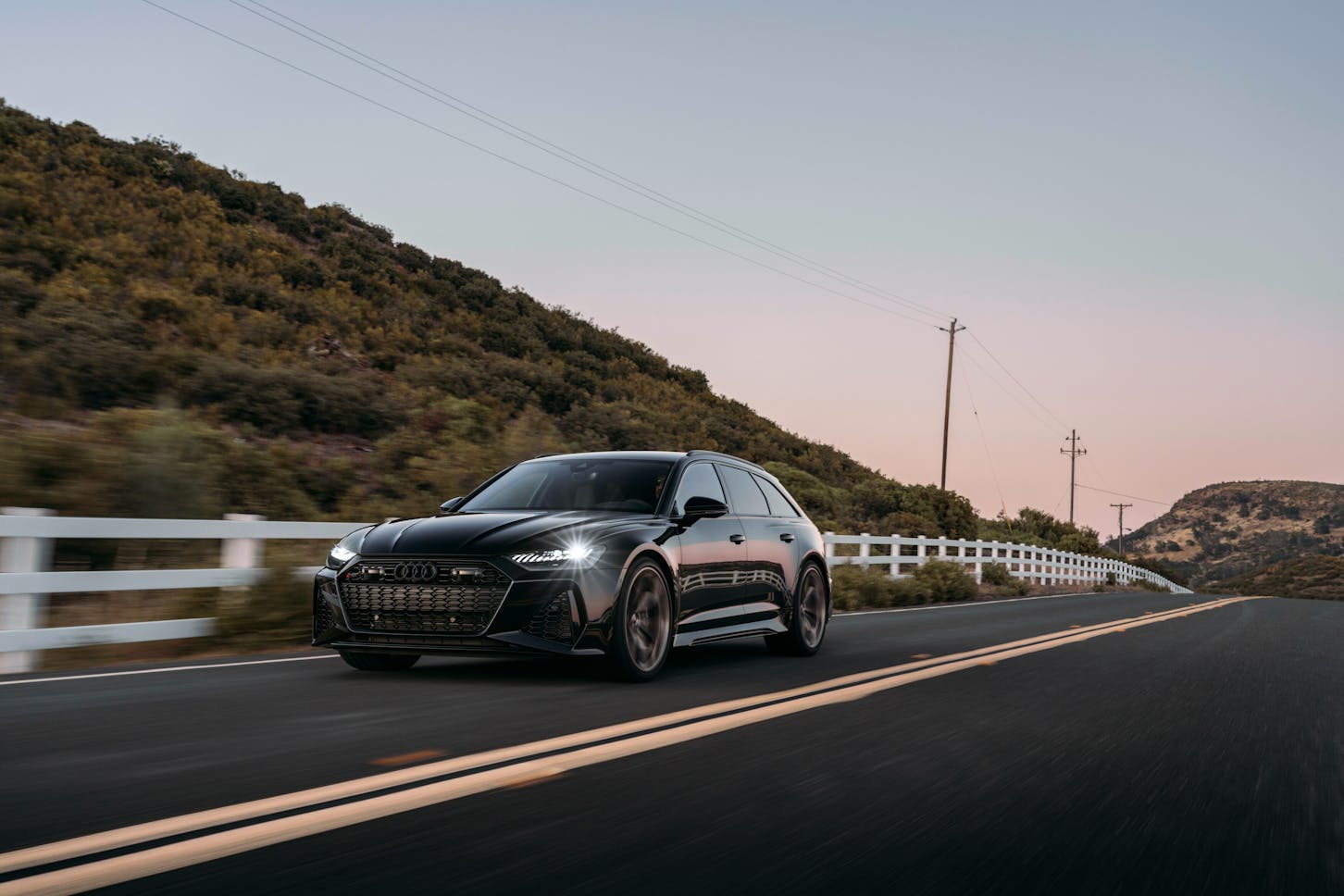 Der Audi RS 6 Avant fährt auf der Straße.