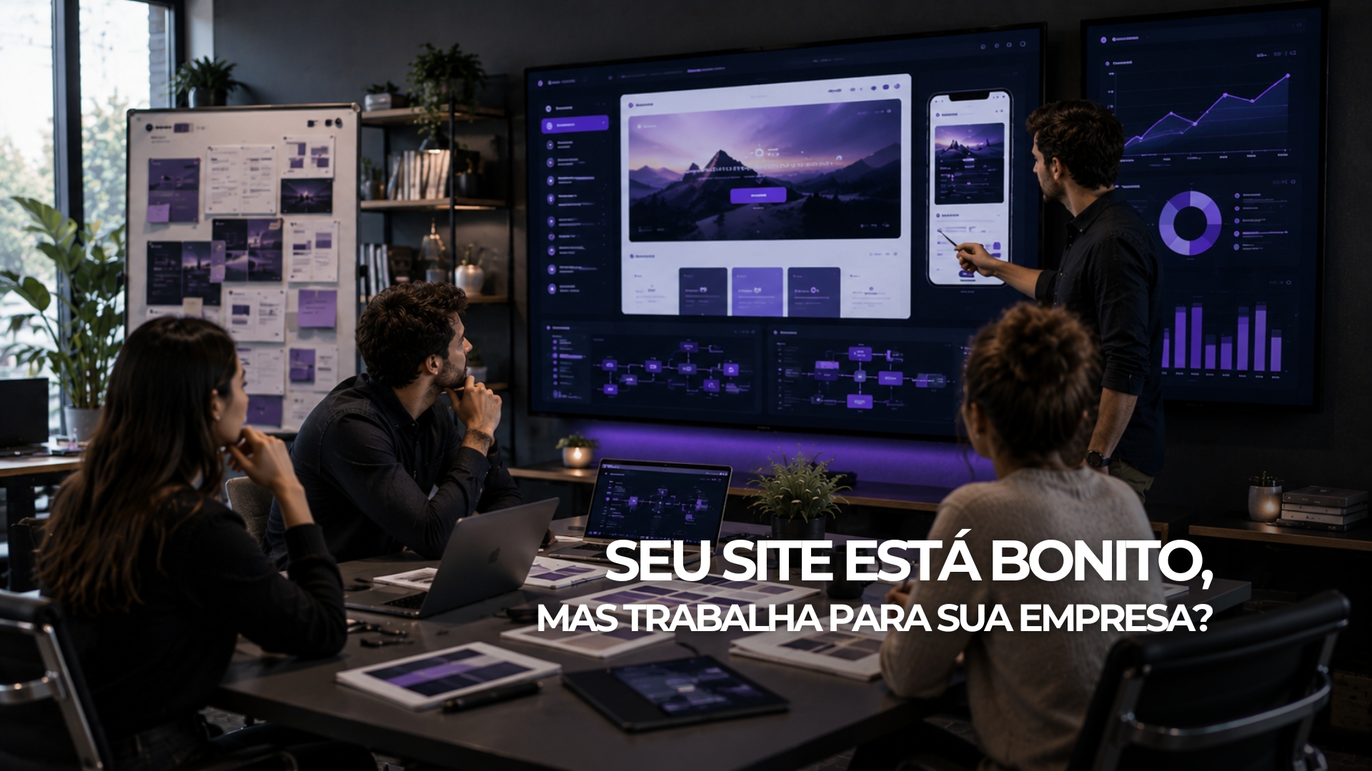 Equipe analisa uma estratégia de site com arquitetura de SEO, páginas e jornada de conversão em telas.