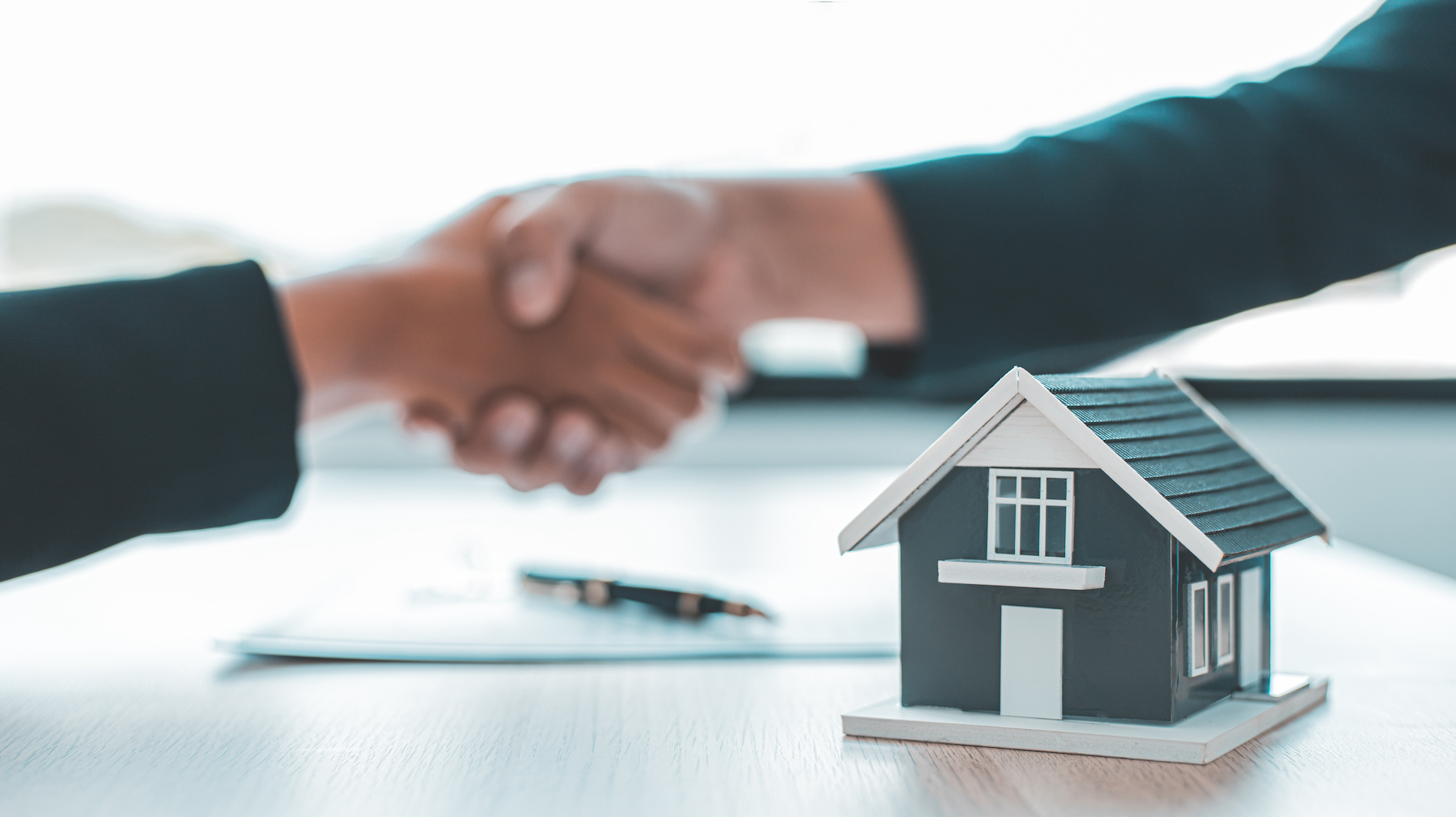 <22 Ways to Negotiate When Selling a Home>