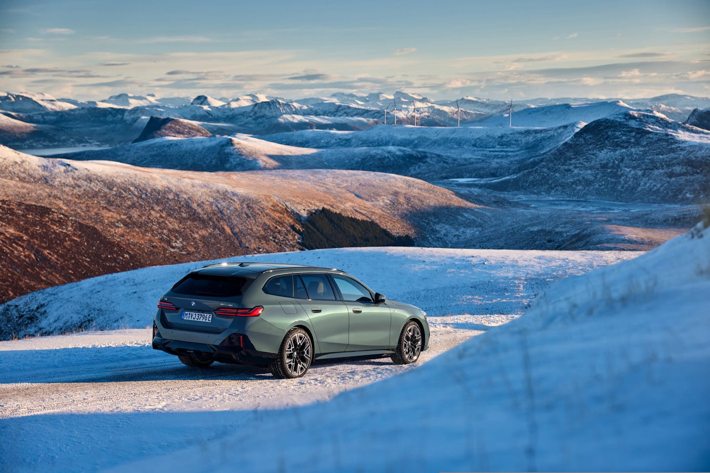 Der BMW 530e Touring steht im Schnee.