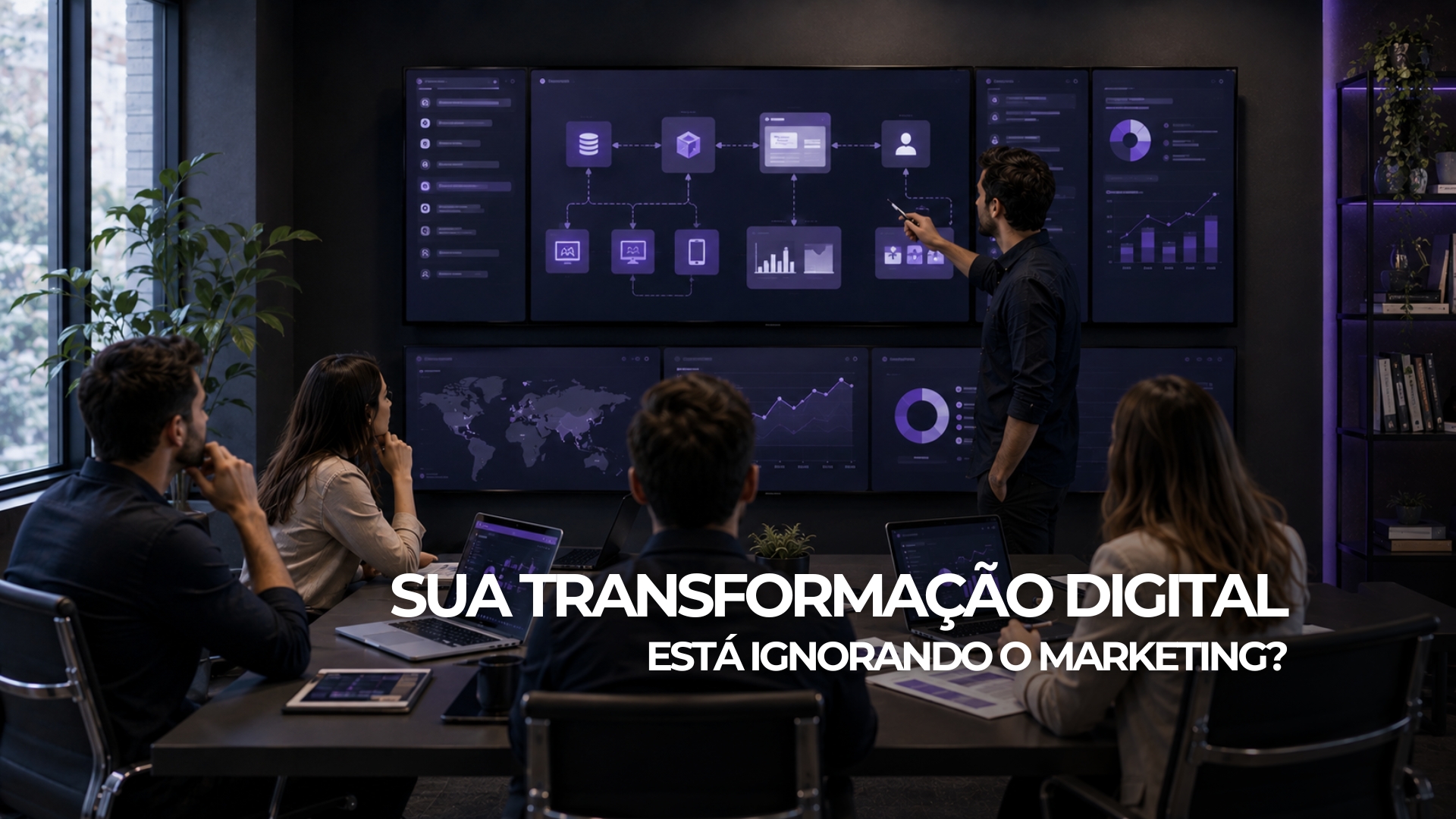 Equipe conecta sistemas, estratégia de site, marketing e dados de clientes em uma reunião de transformação digital.