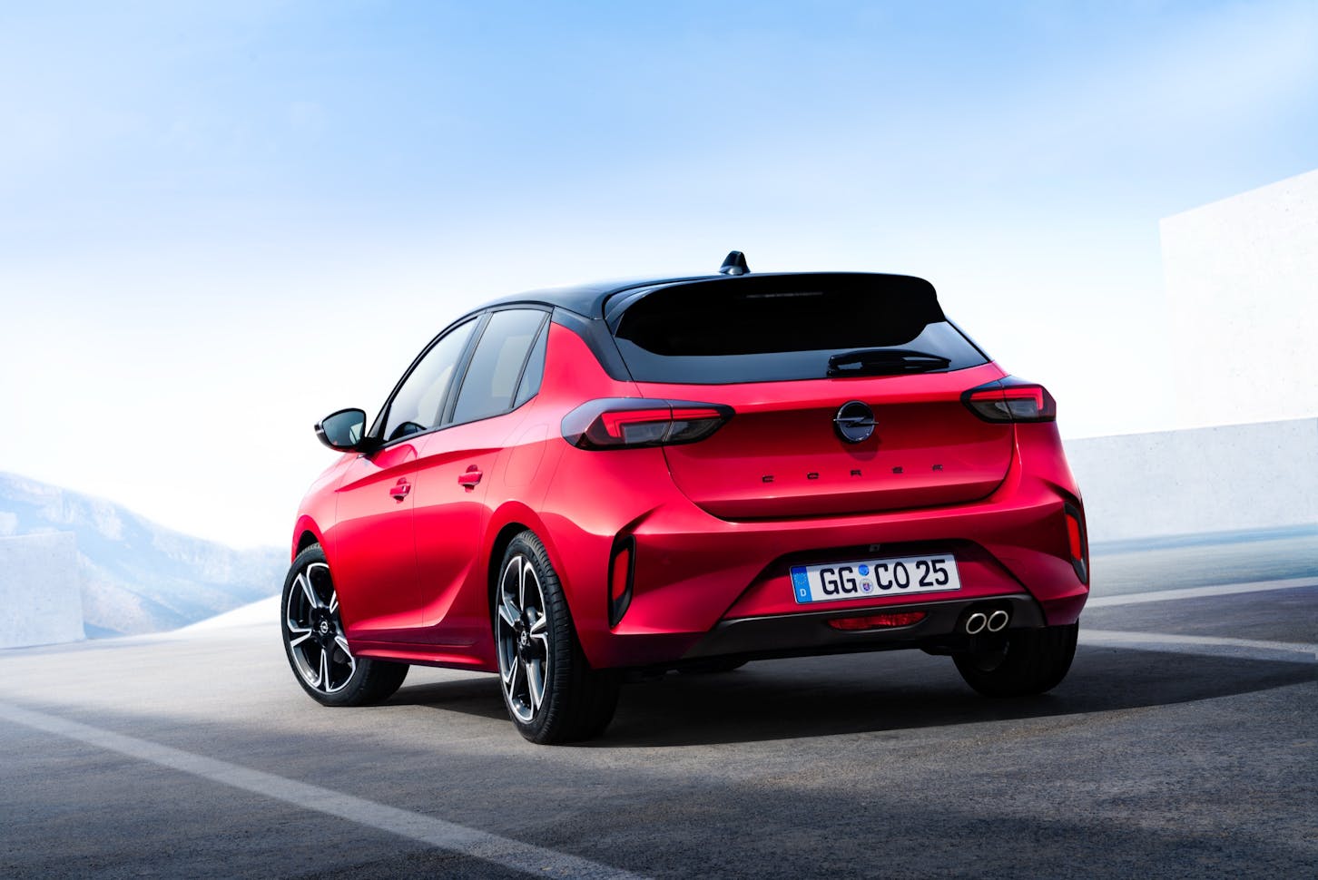 Der Opel Corsa aus Heckansicht.