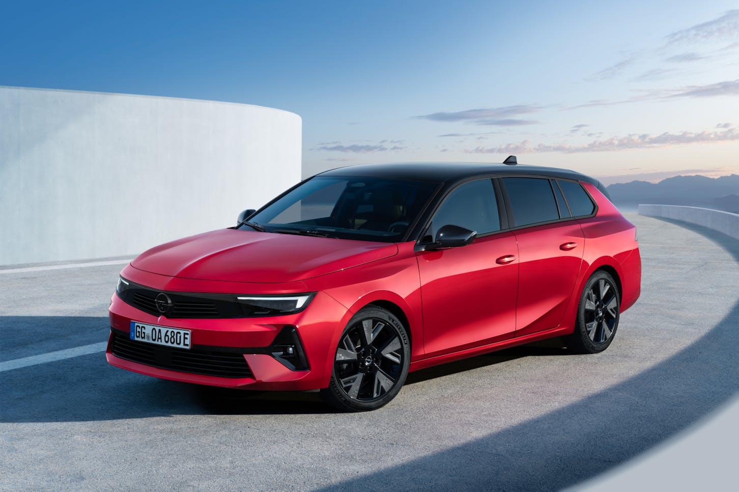 Der Opel Astra Electric in rot.