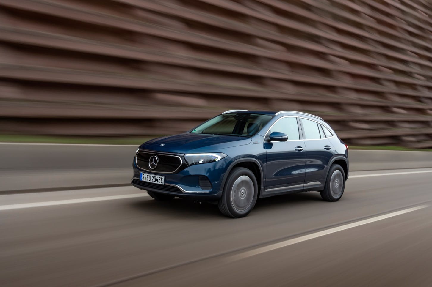 Ein Mercedes EQA.