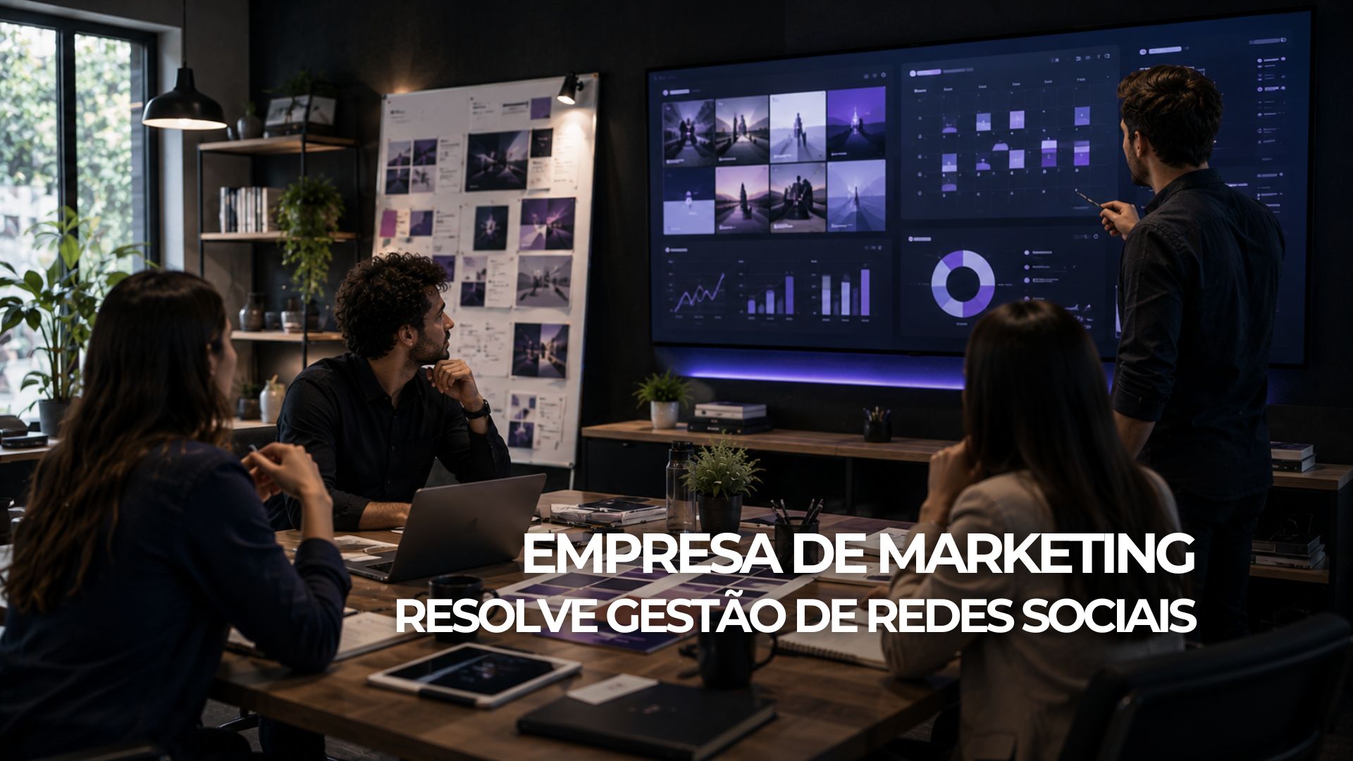 Equipe analisa calendário de conteúdo e indicadores de redes sociais em uma tela durante uma reunião de planejamento.