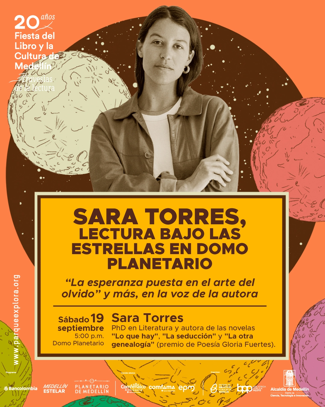 Fotomontaje. Una mujer con los brazos cruzados aparece frente a un cielo estrellado, rodeada de ilustraciones de cuerpos celestes. En un recuadro se lee: «Sara Torres, lectura bajo las estrellas en Domo Planetario. «La esperanza puesta en el arte del olvido» y más, en la voz de la autora. Sábado 19 septiembre, cinco de la tarde, Domo Planetario. Sara Torres. Doctora en Literatura y autora de las novelas «Lo que hay», «La seducción» y «La otra genealogía», premio de Poesía Gloria Fuertes. 20 años Fiesta del Libro y la Cultura de Medellín. Travesías de la lectura.».