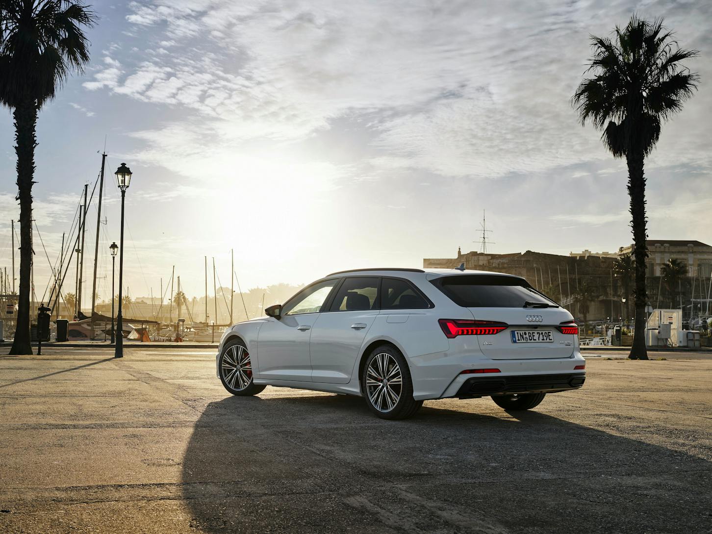 Der Audi A6 Avant TFSI e steht an einem Hafen.
