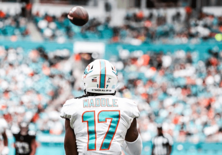 Jaylen Waddle, NFL parlay pick, parlay bet for NFL, best NFL parlay today, Week 8 parlay
