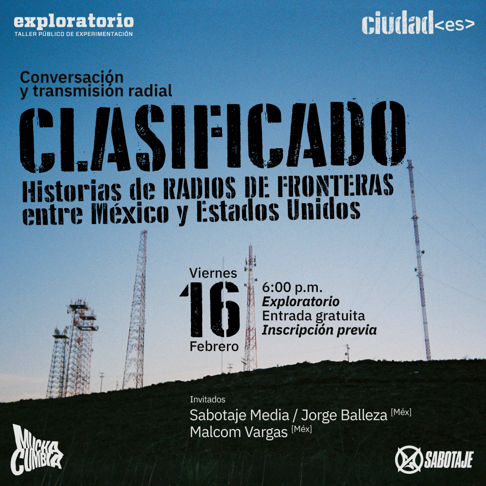Fotografía. Sobre un escritorio, en un ambiente de investigación, la carátula de un disco de acetato y un documento son iluminados por una luz roja y observados por una lupa. Sobre la fotografía, hay un texto que dice: "Conversación y transmisión radial: Clasificado, historias de radios de fronteras entre México y Estados Unidos, el viernes 16 de febrero a las seis de la tarde en el Exploratorio del Parque Explora".