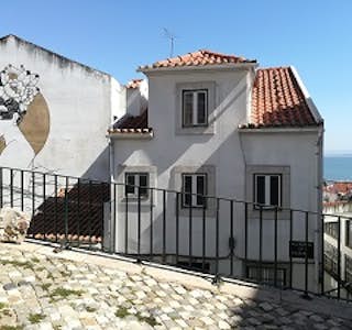 Alfama: Narrows Streets, Moorish Presence & Local Traditions's gallery image