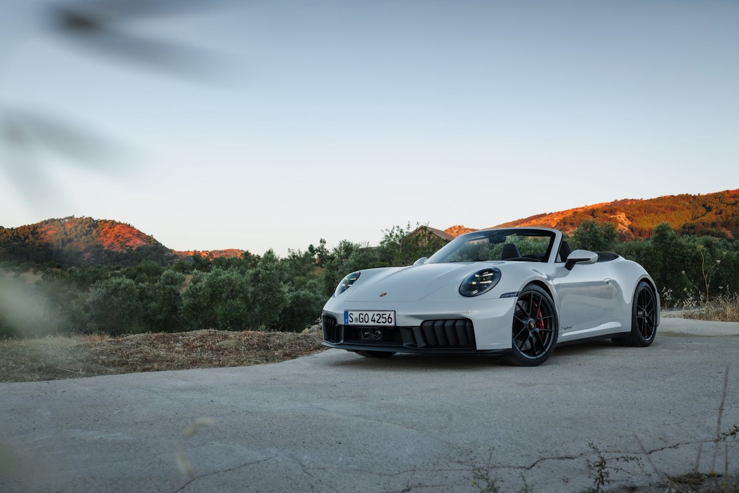 Ein Porsche 911 GTS Cabriolet.