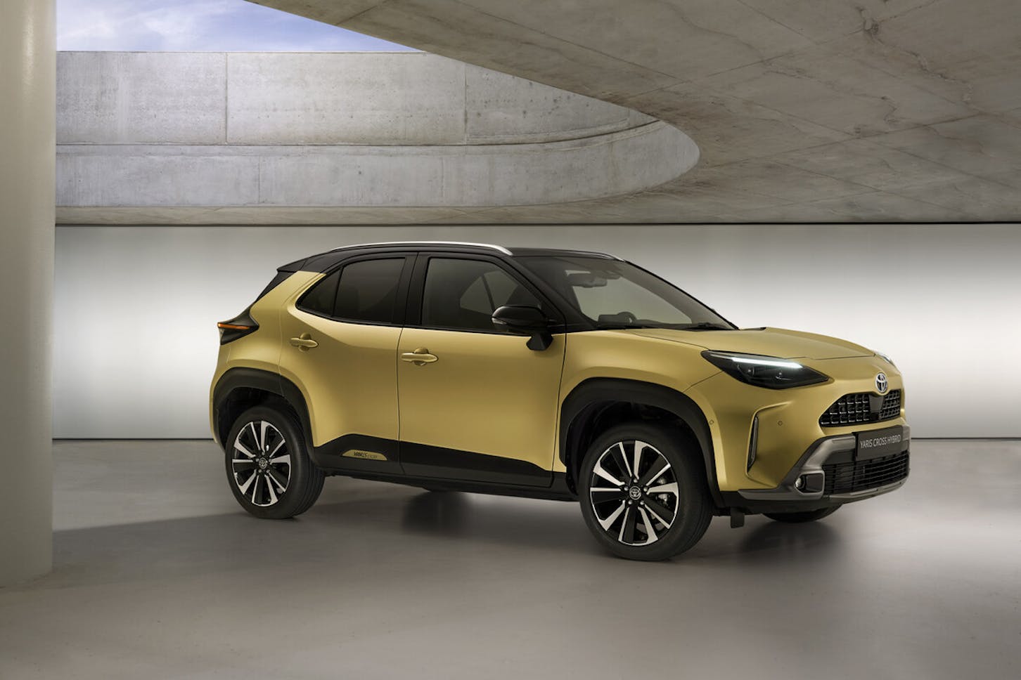 Der Toyota Yaris Cross steht in einem Parkhaus.