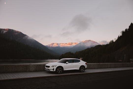 Ein Polestar auf einer Bergstraße.