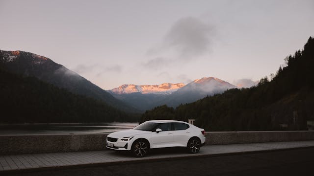Ein Polestar auf einer Bergstraße.