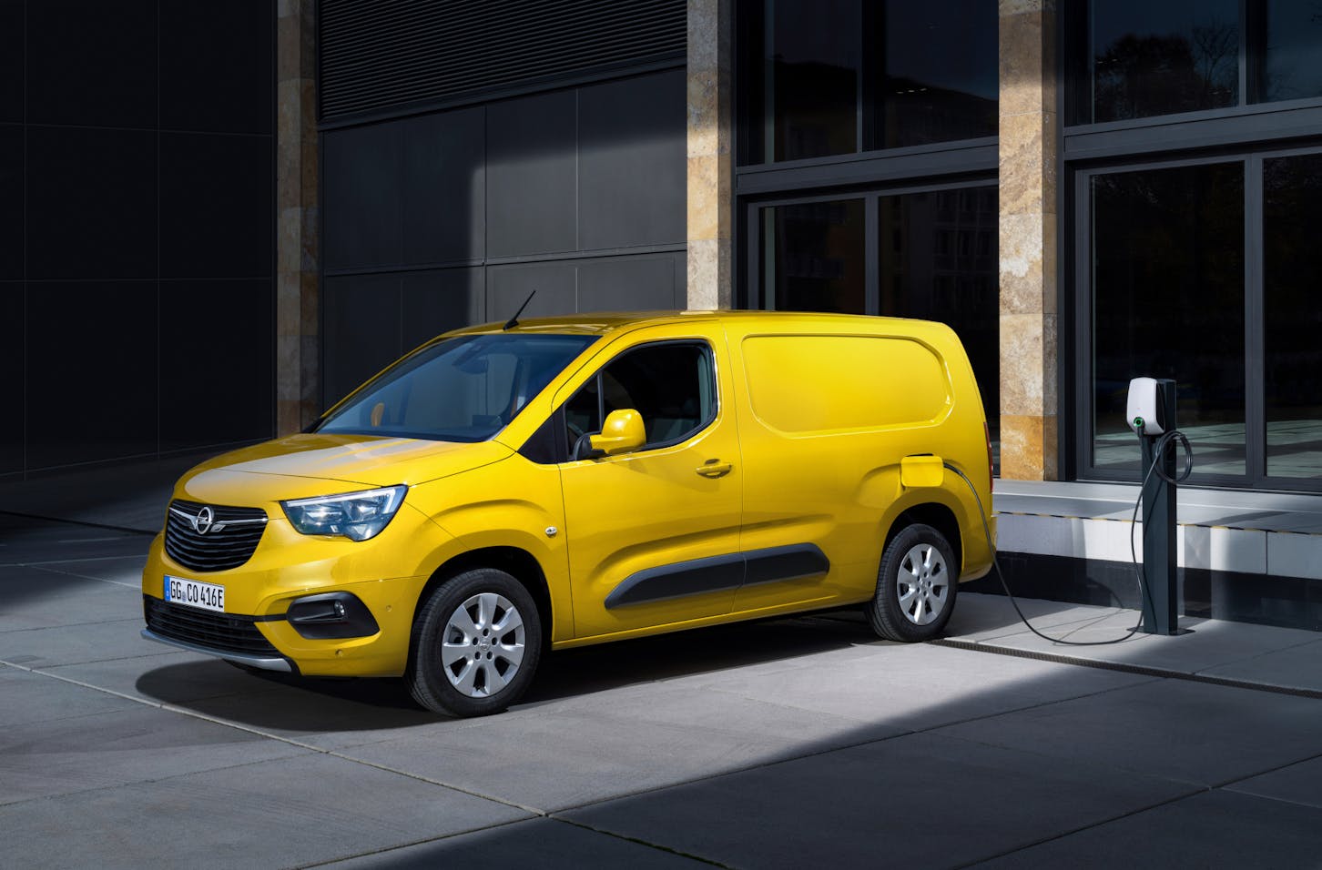 Ein gelber Opel Combo-e Cargo.