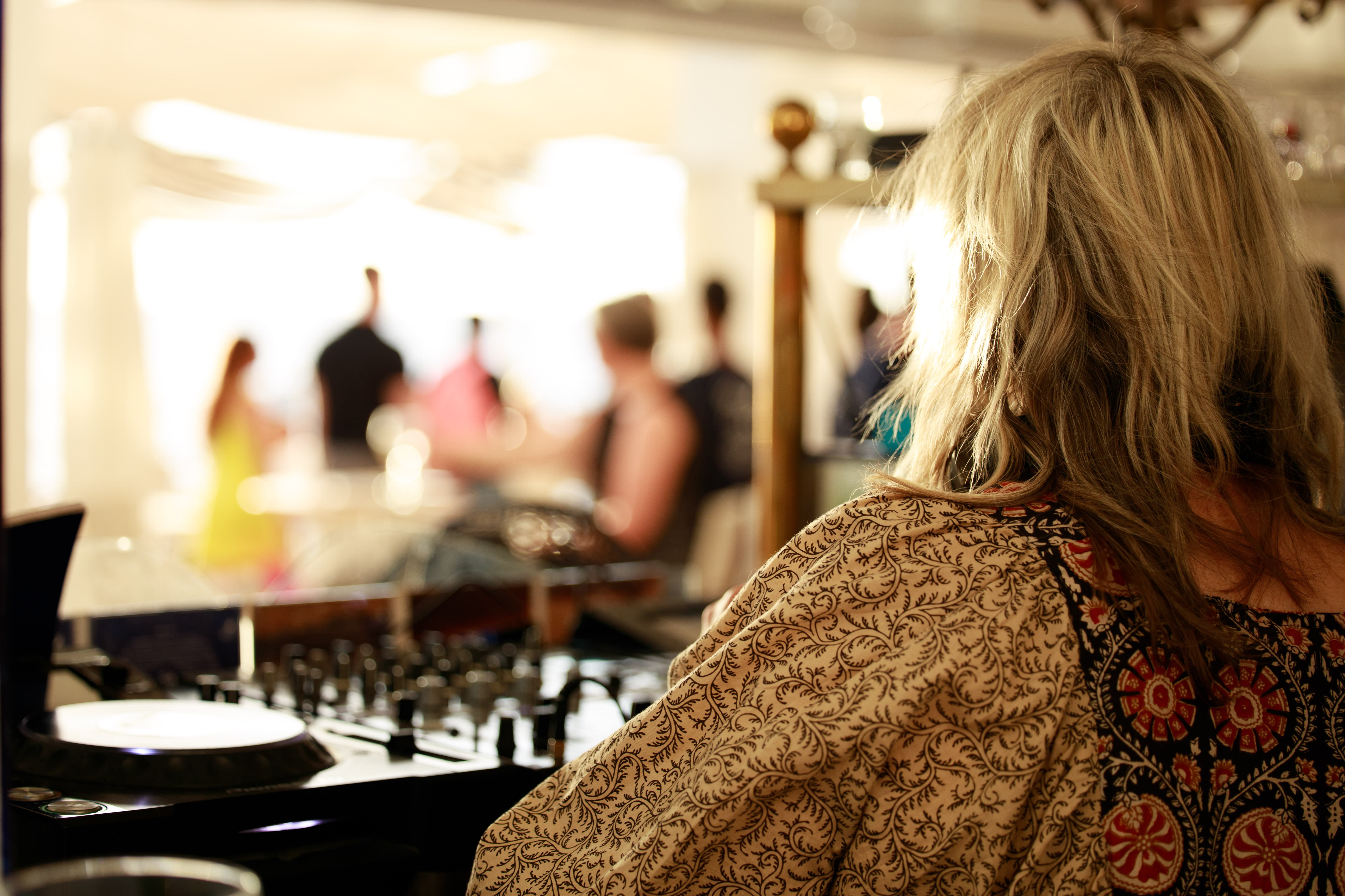 Sally & Co with Tia Cousins and Max Wyatt