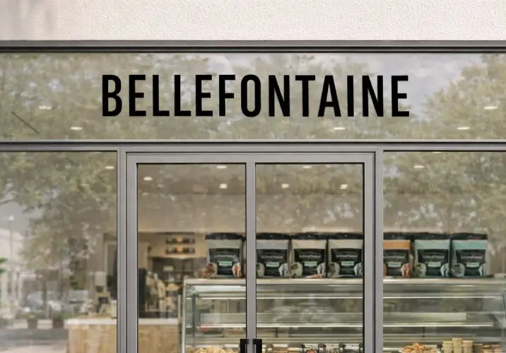 Lettres adhésives découpées pour vitrine de magasin