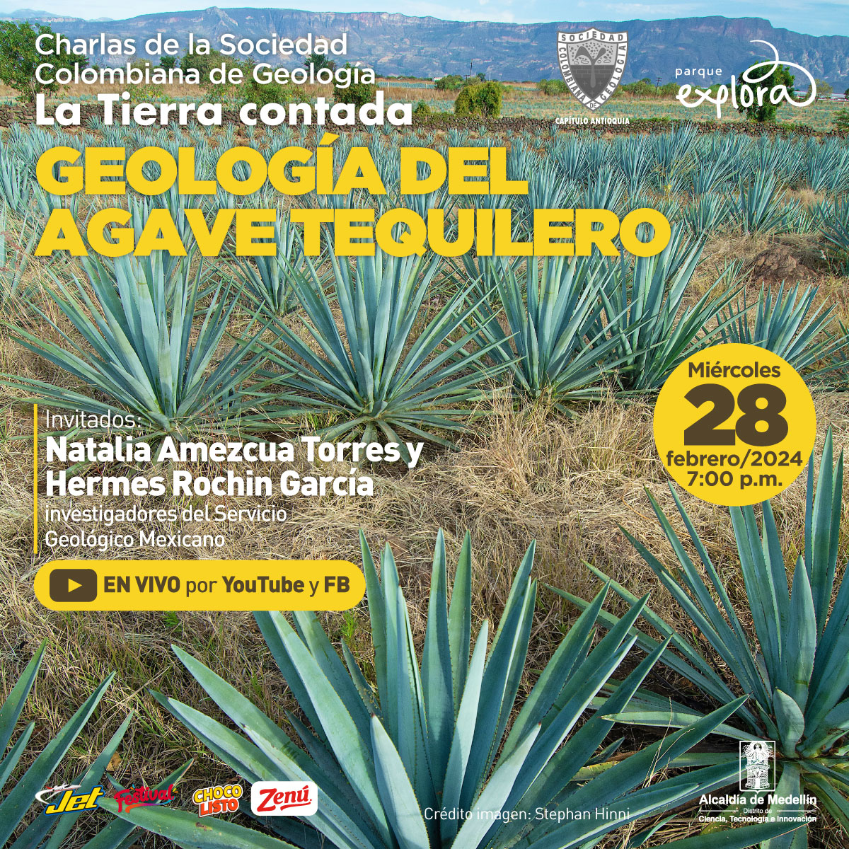 Fotografía. En una línea horizontal hay un sembrado de pencas de hojas largas color verde que salen del centro de la planta. Al fondo se ven unas montañas bajas. A la derecha un texto que dice: "Charlas con Sociedad Colombiana de Geología. La Tierra contada. Geología del agave tequilero.  Invitados: Natalia Amezcua Torres y Hermes Rochin García, investigadores del Servicio Geológico Mexicano.  Miércoles 28 de febrero de 2024. 7:00 de la noche. Transmisión por YouTube y Facebook"