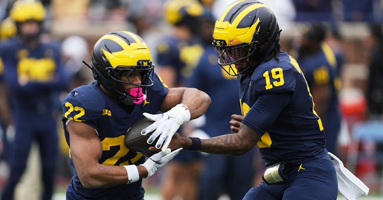 Justice Haynes receiving a handoff.