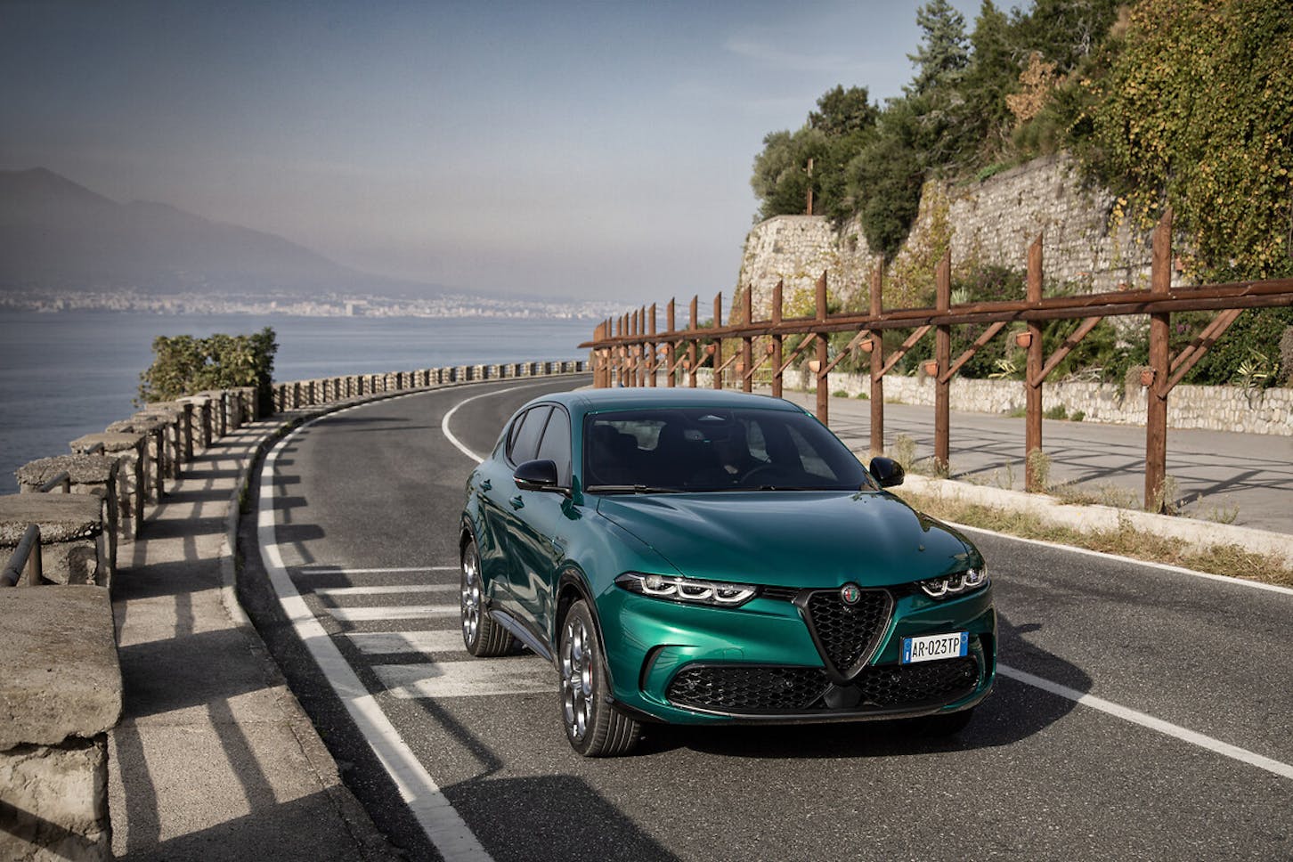 Der Alfa Romeo Tonale fährt auf der Straße.