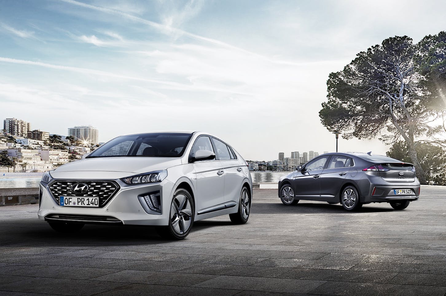 Zwei Hyundai IONIQ Hybrid.