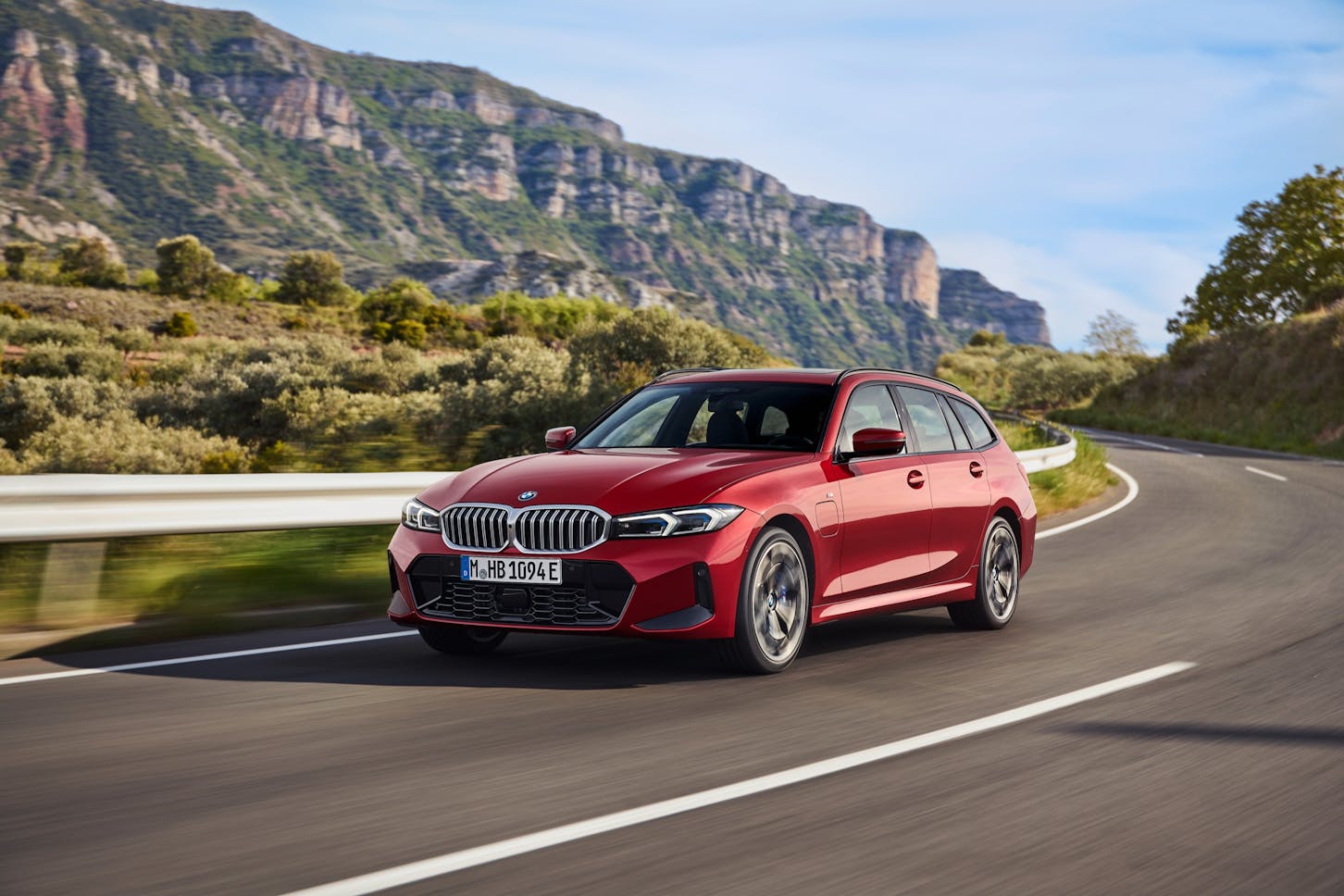 Die BMW 330e Limousine fährt auf der Straße.