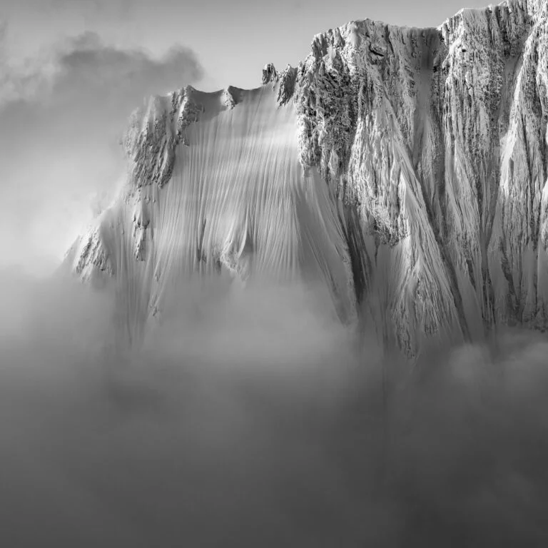 Panneau Aludibond grand format recto/verso d'une photographie de montagne en noir et blanc, exposition Fine Alpine Photography