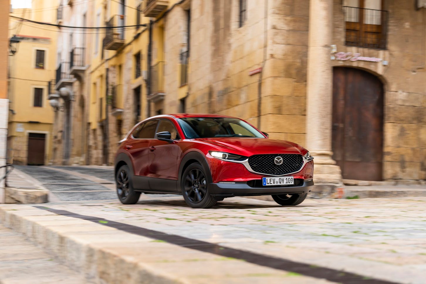 Ein Mazda CX-30 in rot