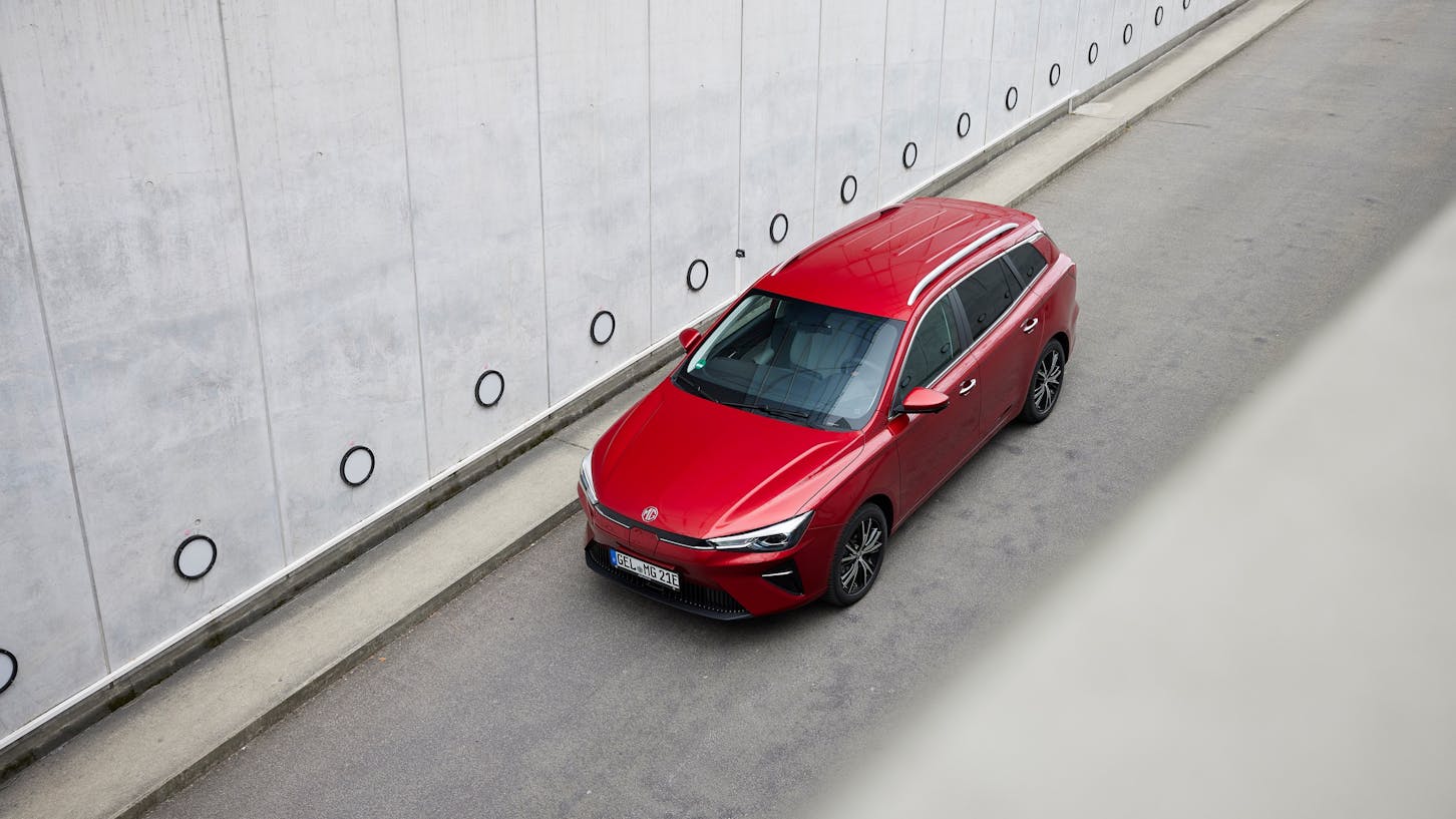 Der MG5 Electric fährt auf der Straße.