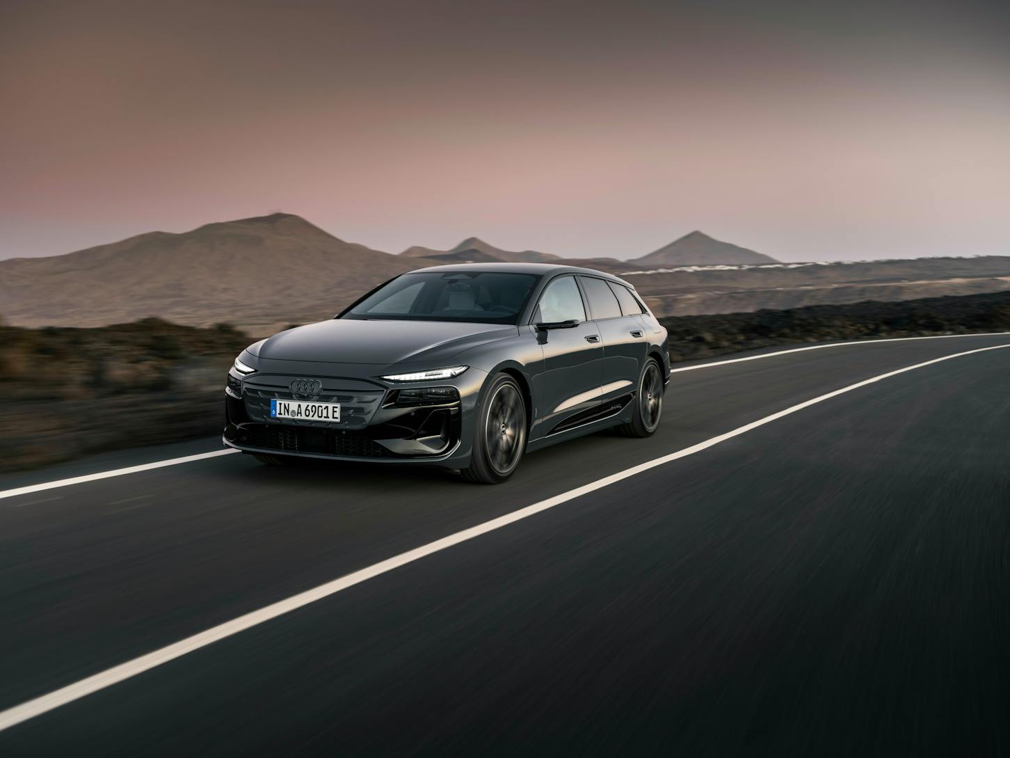 Der Audi A6 e-tron fährt auf der Straße.