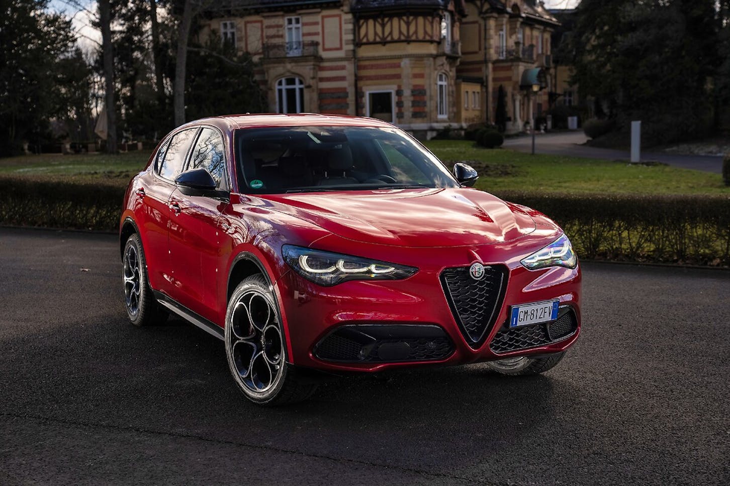 Der Alfa Romeo Stelvio steht auf der Straße.
