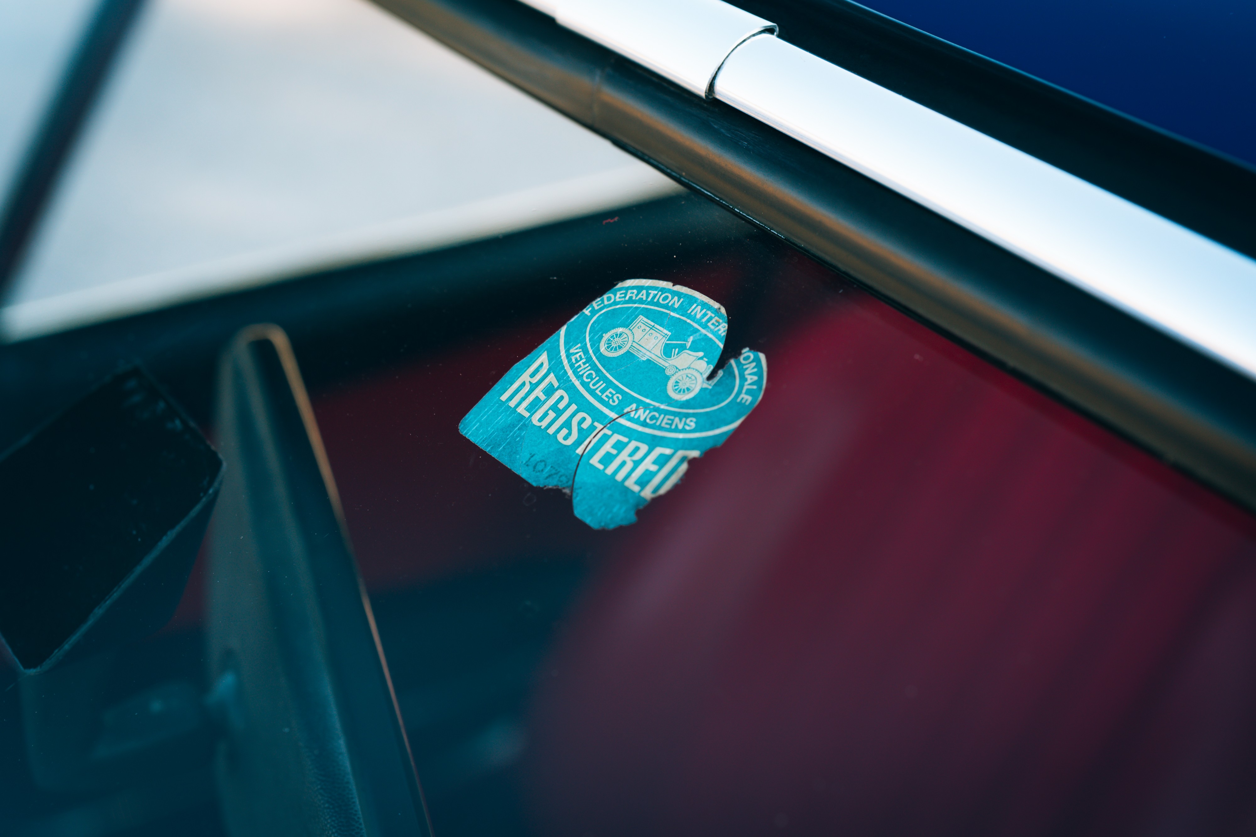 Italian registration sticker on a 1969 Porsche 911S in Ossi Blue over Red.