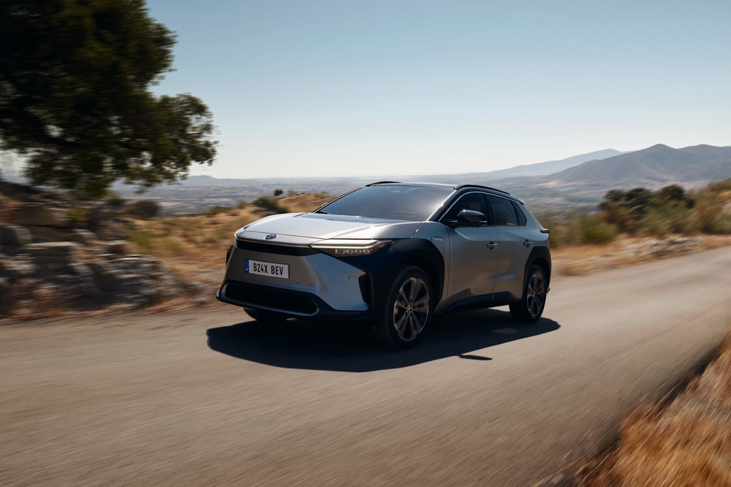 Der Toyota bZ4X fährt in der Landschaft.