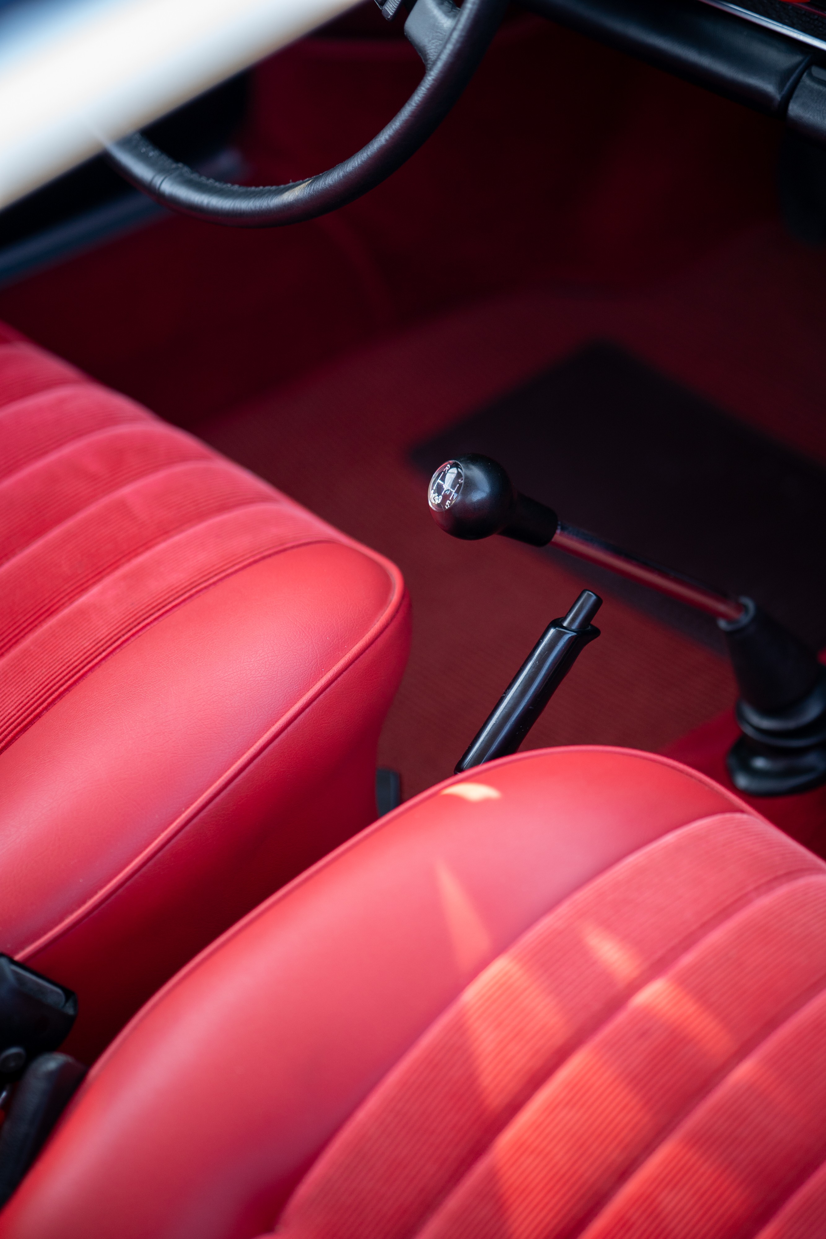 Shifter on a 1969 Porsche 911S in Ossi Blue over Red.